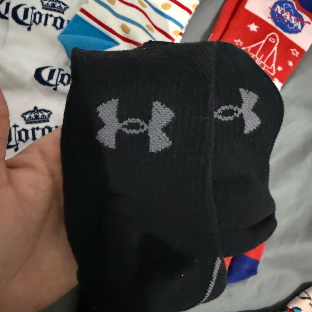 LOT OF SOCKS - Picture 3 of 4